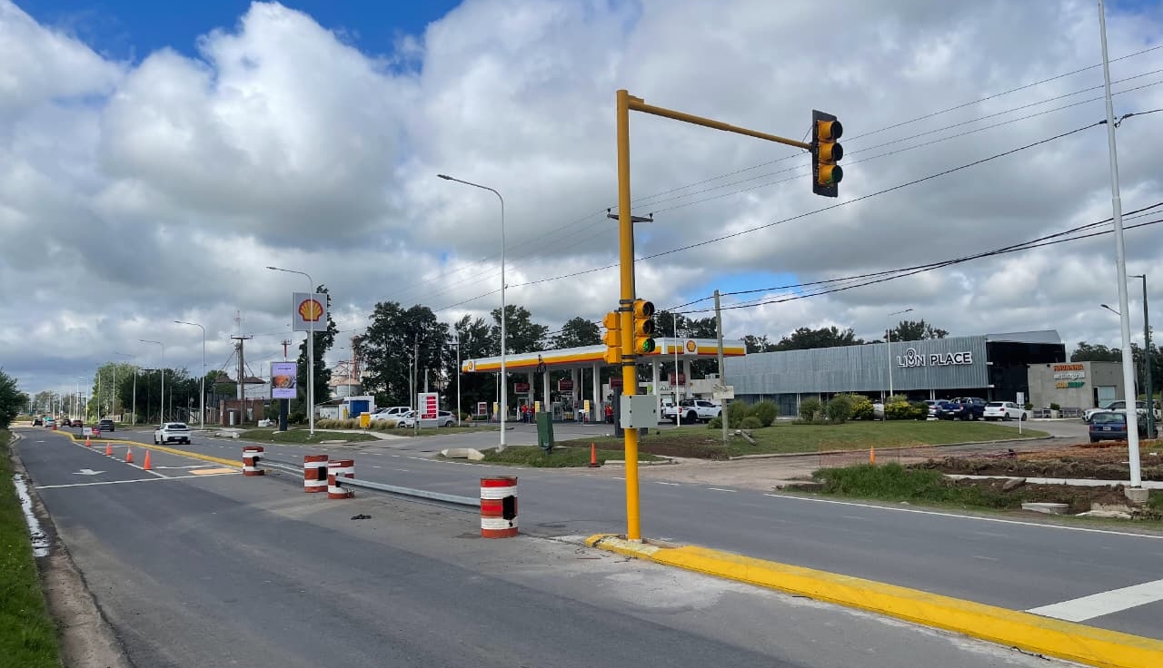Ahora sí: ya funciona el semáforo para el ingreso a la Shell de Funes y Galindo terminó su renovación integral